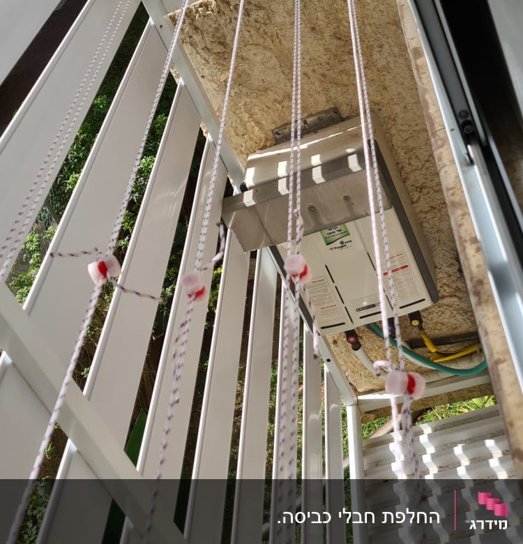 חבלי כביסה תלויים על מתקן חיצוני